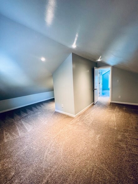 Building Photo - 514 E 9th St