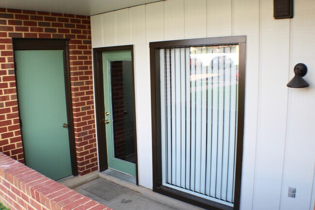 Building Photo - 2 bedroom Condo for rent! Available this A...