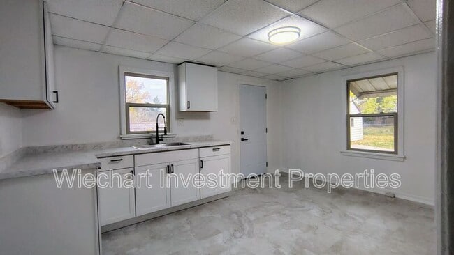 Building Photo - 225 W Robb Ave