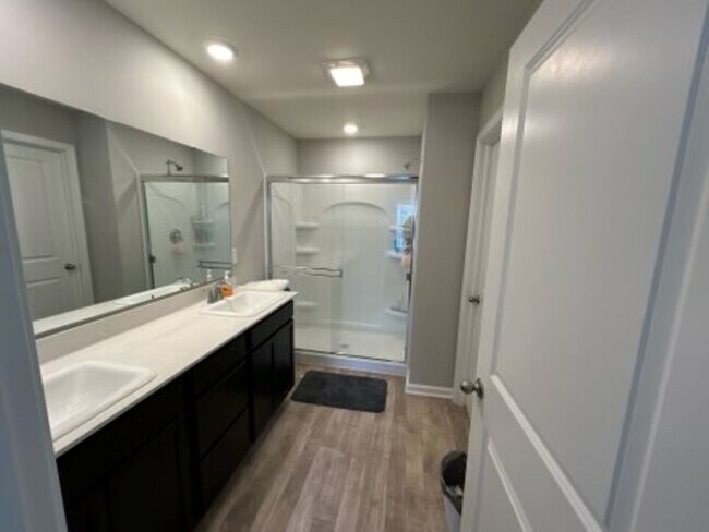 Building Photo - 1663 Fairmount Dr