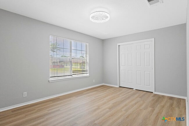 Building Photo - 3050 Button Ball