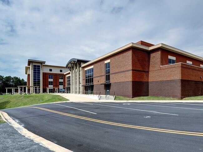 Building Photo - 4512 Woodlawn Lake Dr