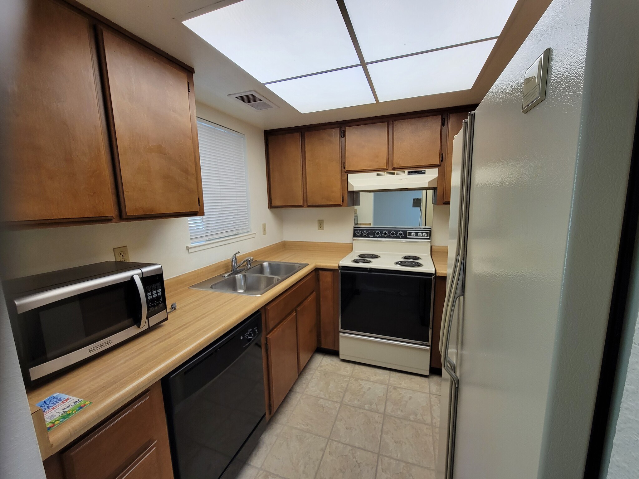 Kitchen - 606 San Conrado Ter