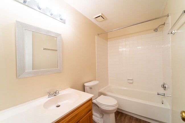 Building Photo - Updated 3-Level End Unit Townhouse in Caro...