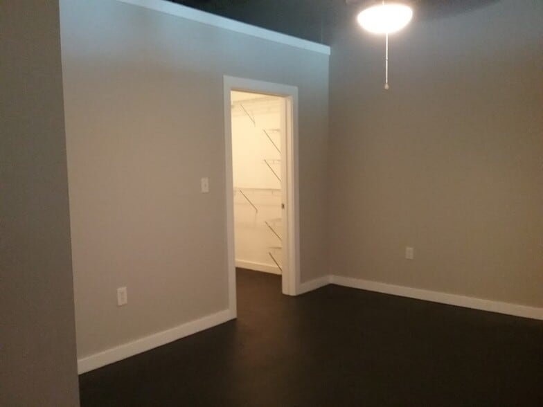 Large Bedroom with walk in closet - 175 2nd St S