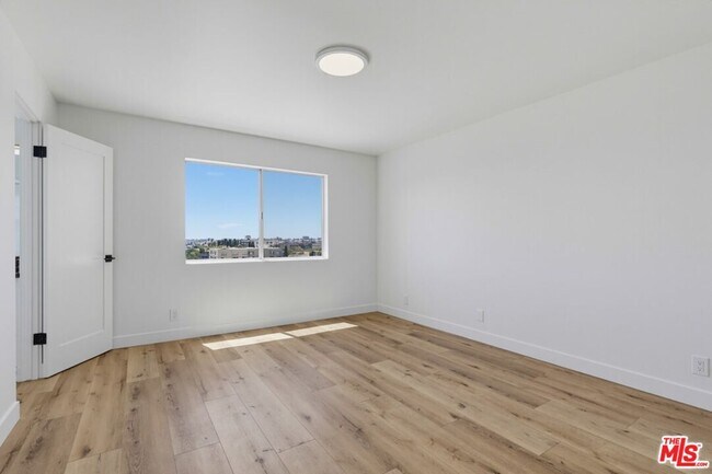 Building Photo - 435 N Oakhurst Dr