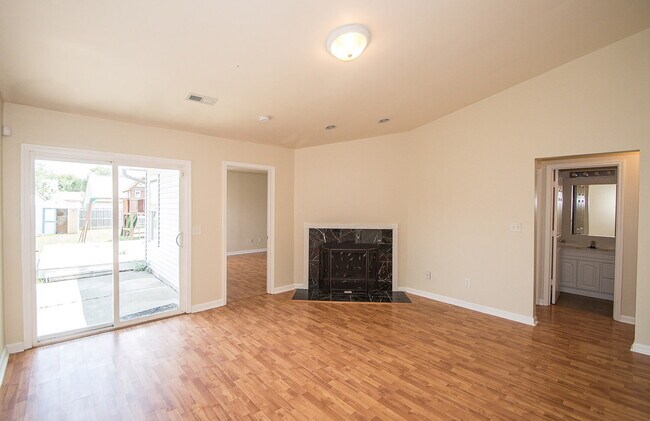 Building Photo - "Charming 3-Bedroom Retreat with 2 Full Ba...