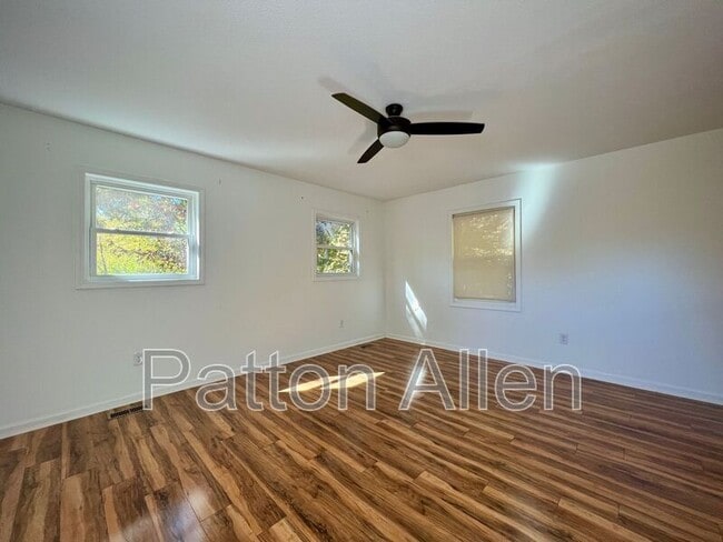 Building Photo - 126 Locust Ct