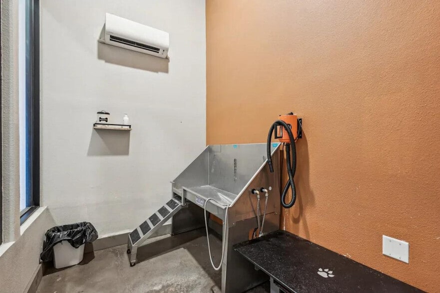 Building Photo - 7210 Henneman Way