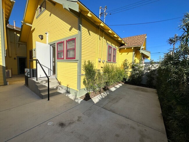 Building Photo - 678 N Shaffer St