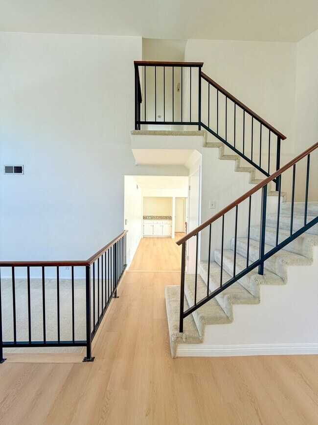 Building Photo - 3Bed/3Bath House Plus Office in South Torr...