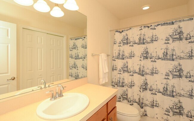 Building Photo - Lakeside Village Townhouse 2 Bedroom  2.5 Bath Available for Short-Term Rental