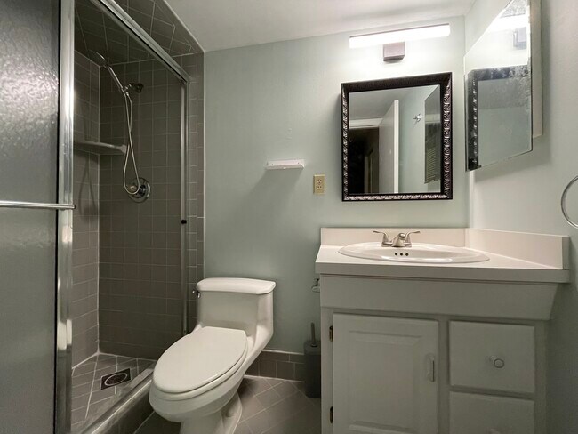 Master bathroom - 892 SW 9th Street Cir