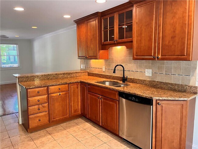 Building Photo - 33 Starr Dr W