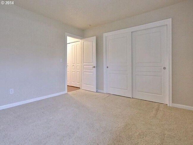 Building Photo - Light & Bright 2 Bed 1 Bath Condo!