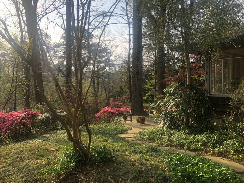 Building Photo - 796 Wesley Dr NW