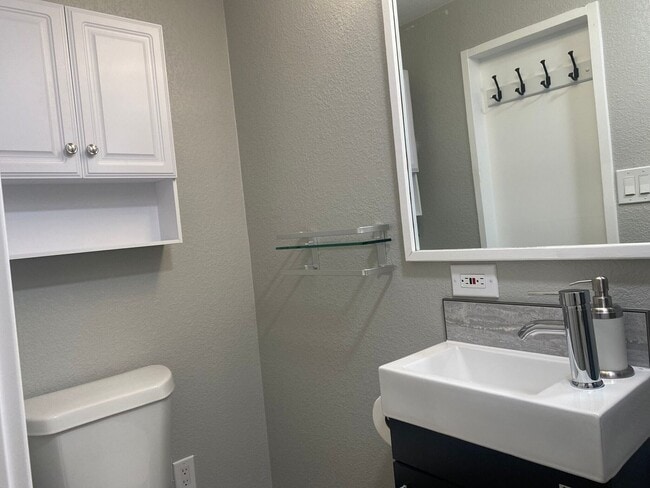 Building Photo - Charming 3BR Condo in Denver