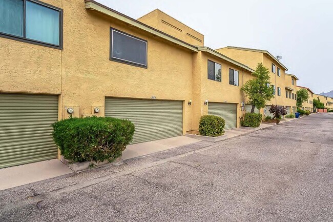 Building Photo - 3874 Paseo de Las Canchas