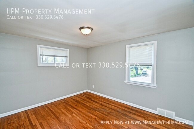 Building Photo - 885 S Green Rd