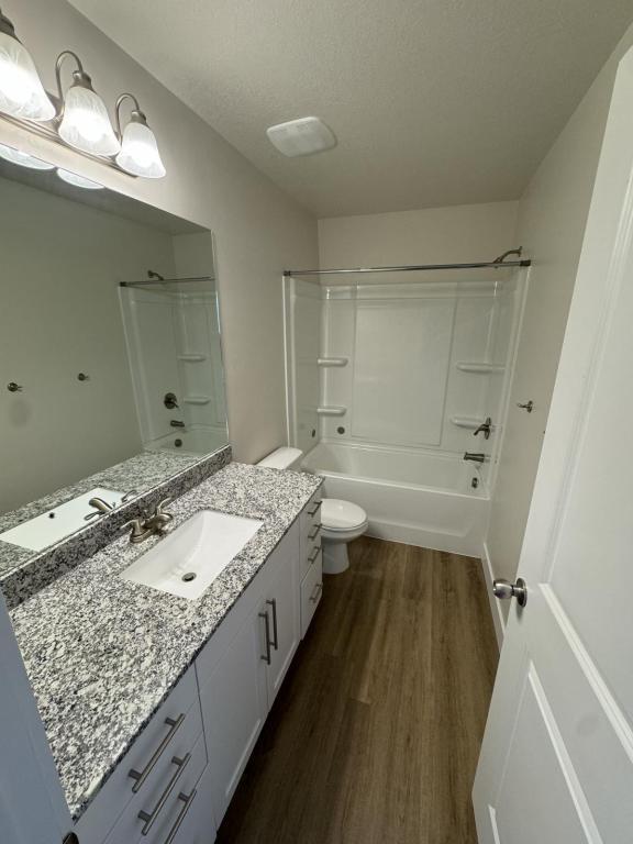 Building Photo - 990 W 600 S