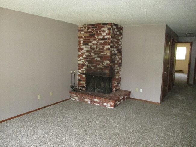 Building Photo - Nice Two Bedroom with Fireplace