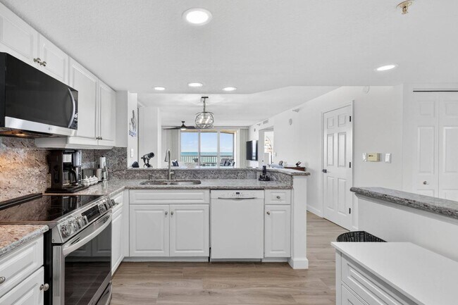 Building Photo - 5051 N Hwy A1A