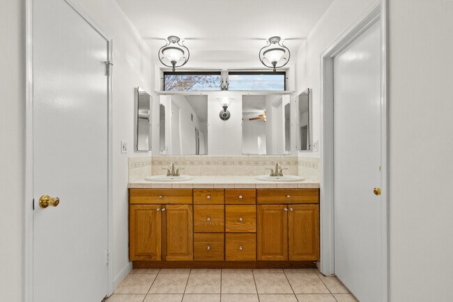 Building Photo - 10561 Alskog St