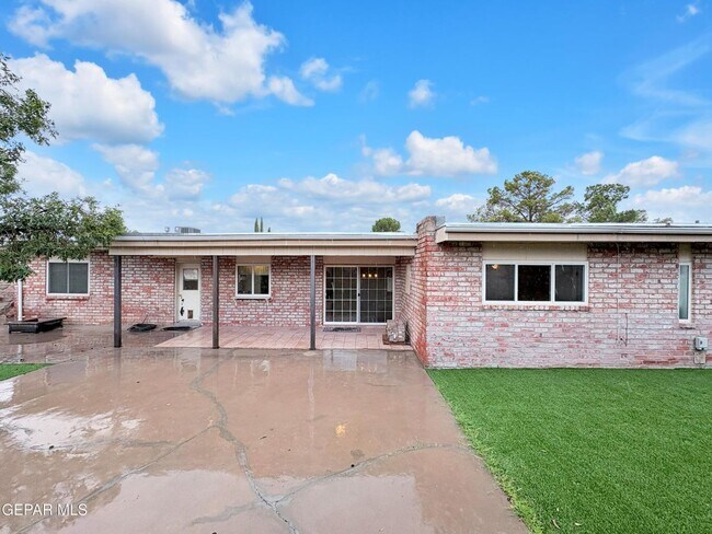 Building Photo - Come to check this beautiful house 4 bedrooms, possible 5th bed and 3 baths.