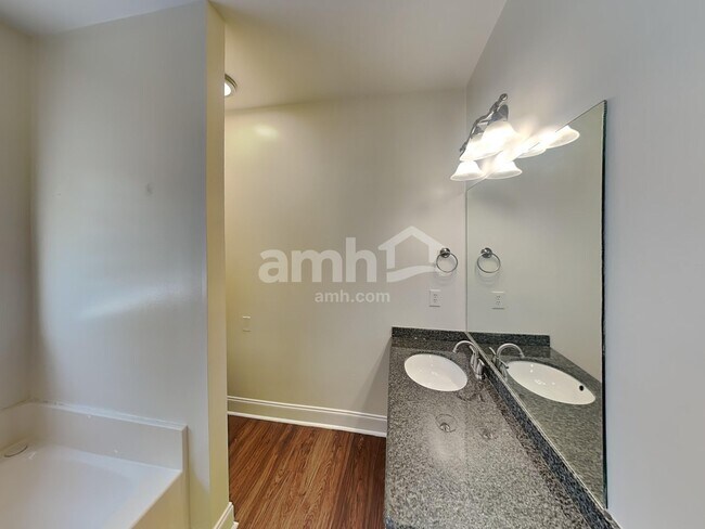 Building Photo - 447 Titans Cir