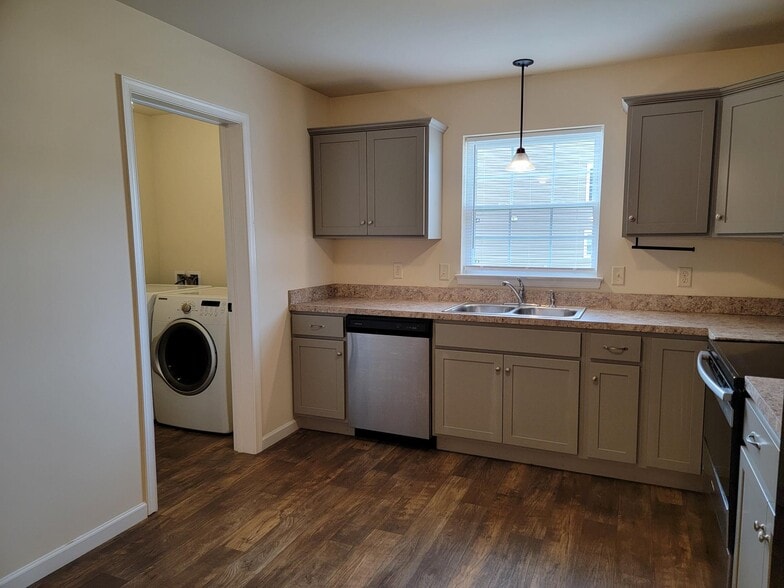 Building Photo - 726 Farmwood Ln