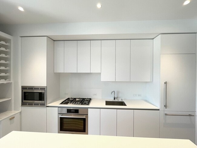 Building Photo - Spacious Vista Pearl Condo with Bonus Den,...