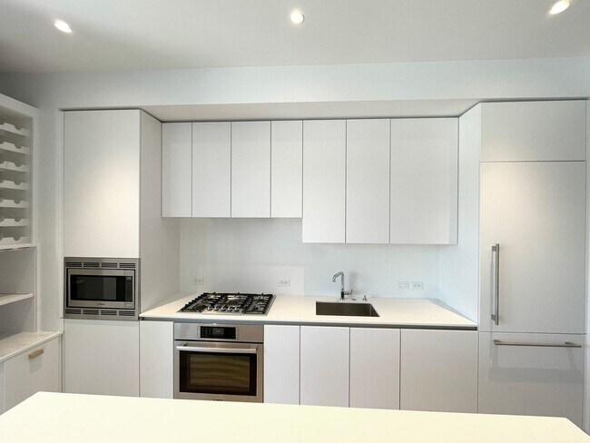 Building Photo - Spacious Vista Pearl Condo with Bonus Den, Stunning Views and Fabulous Amenities