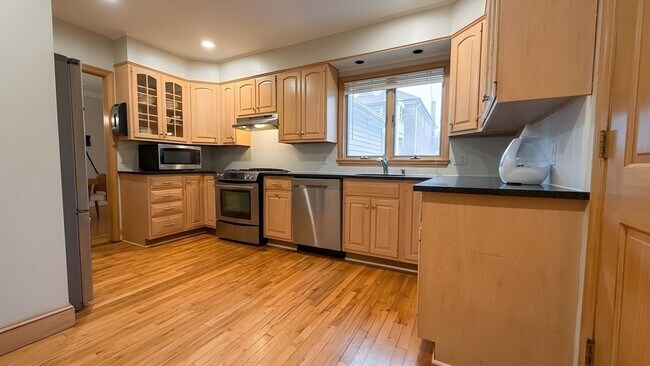 Building Photo - 27 Noble St