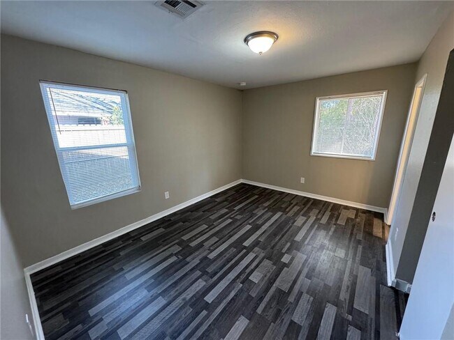 Building Photo - 303 Evergreen Hill