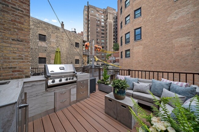 Building Photo - 2113 N Clark St