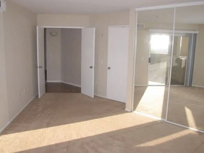 Building Photo - 3 Bedroom, 2 Bathroom Ground-Level Condo f...