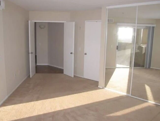 Building Photo - Beautiful 3-Bedroom Ground-Level Condo wit...