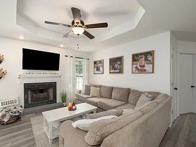 Building Photo - 3 Bed 2 Bath 2 Car Garage Available Now!!!