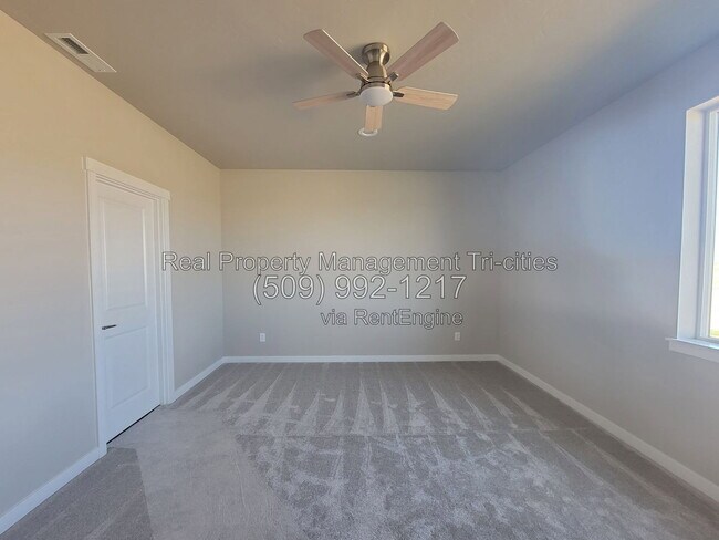 Building Photo - 3592 Stardust St