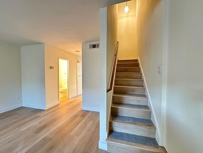 Building Photo - Cozy Beautiful Townhouse for Rent