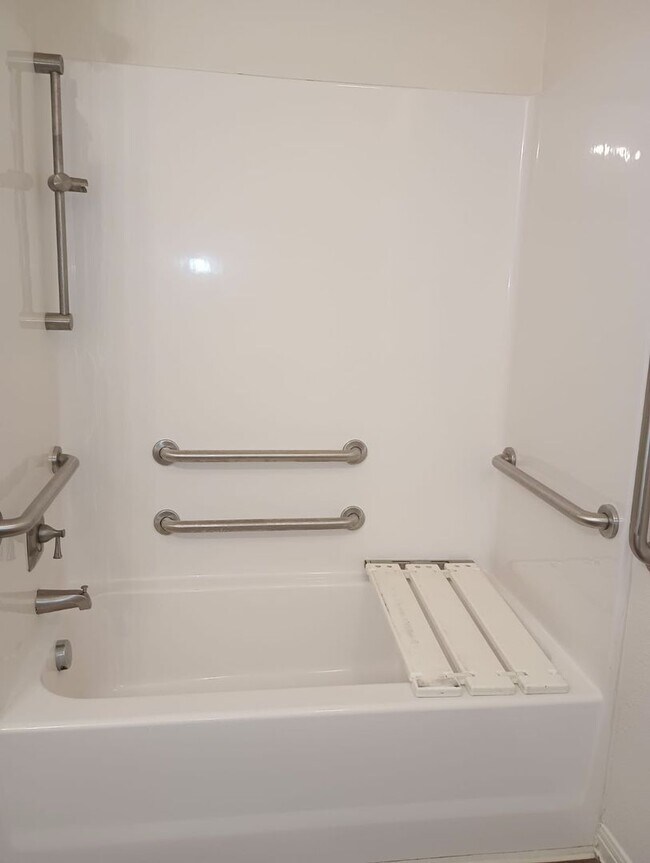 Building Photo - Cozy 2 bed / 1 bath - Move in Ready!