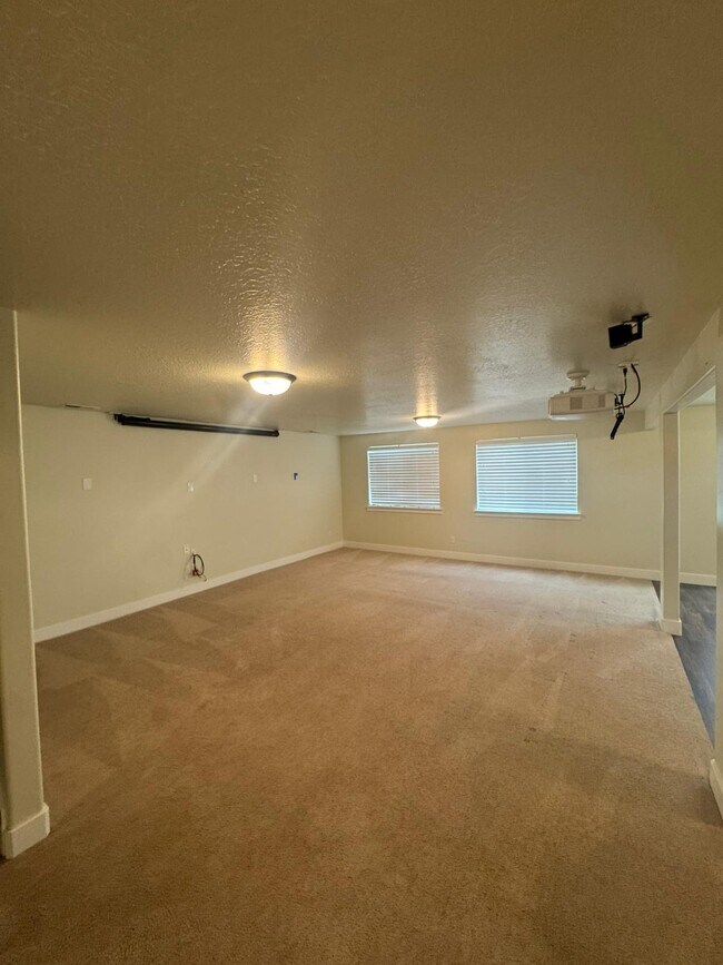 Building Photo - 1109 W Meridian Dr