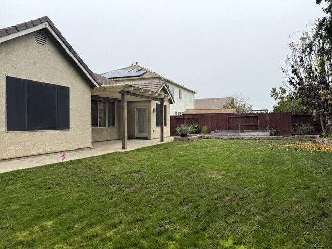 Building Photo - Polished and Chic 4/2 Available NOW!!