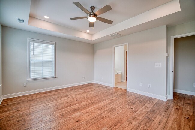 Building Photo - Gorgeous 4 BR, 3 BA Home With Easy Access ...