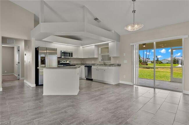 Building Photo - 3919 SW 14th Pl