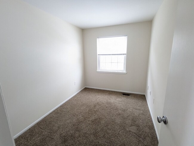 Building Photo - *END UNIT* town home in established Crestwood Neighborhood ready for you mid March!