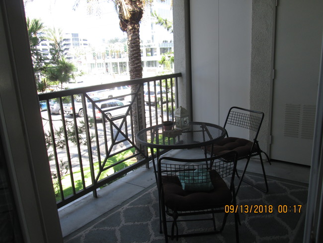 Good size balcony to sit and relax - 1238 Scholarship