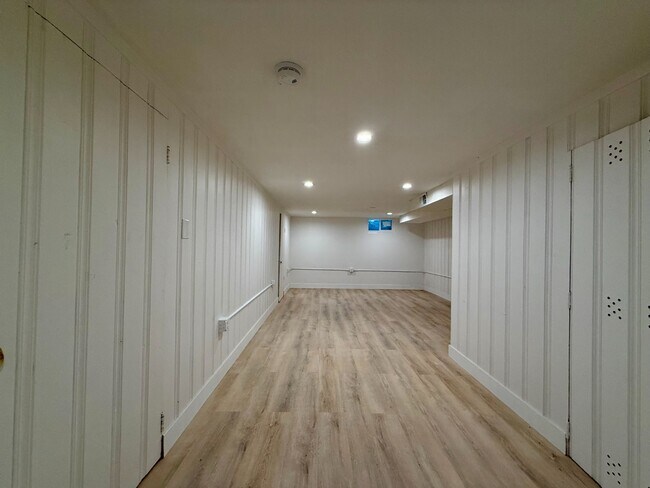 Building Photo - Beautifully remodeled mid-century modern h...