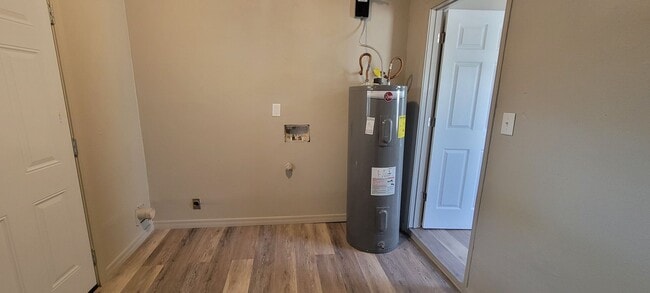 Building Photo - LARGE 2 BEDROOM HOME