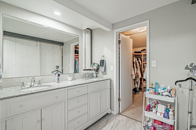 Building Photo - 3BD, 2.5BA Arapahoe Lake Park Townhome Nea...